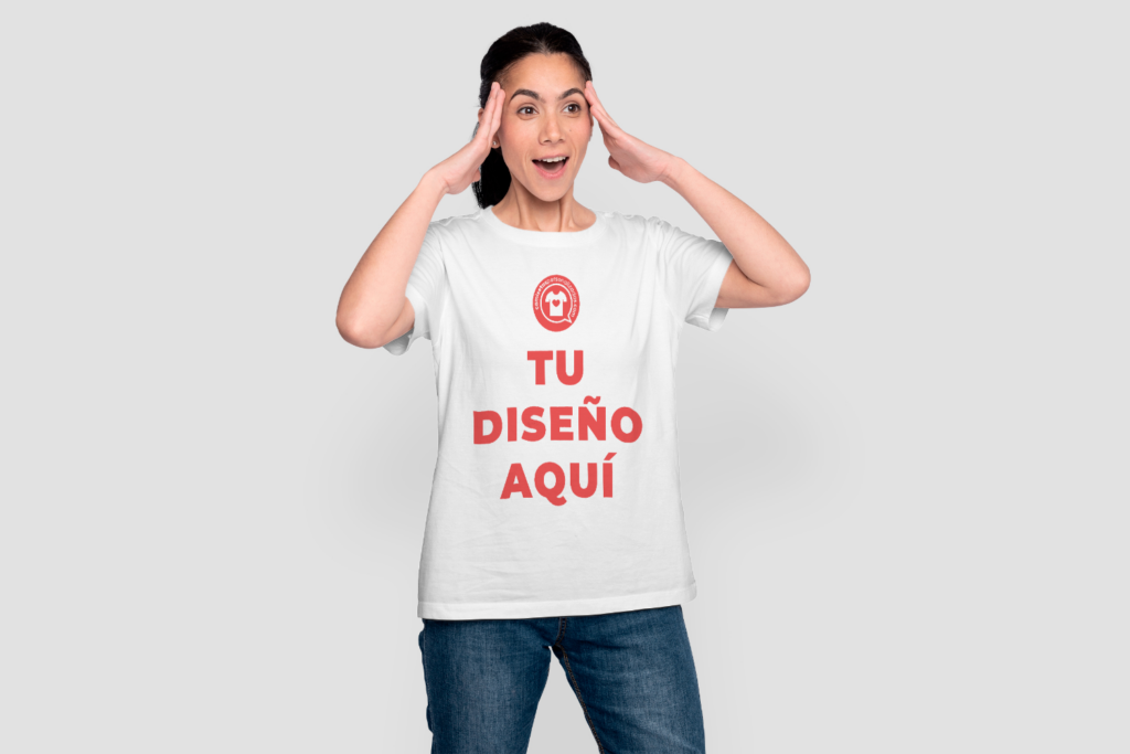 Camisetas personalizadas en Valladolid - brunette-woman-in-jeans-and-t-shirt-mockup-1500x1000-1