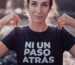 Consejos y técnicas para crear diseños únicos que llamen la atención. - Camiseta feminista con logo