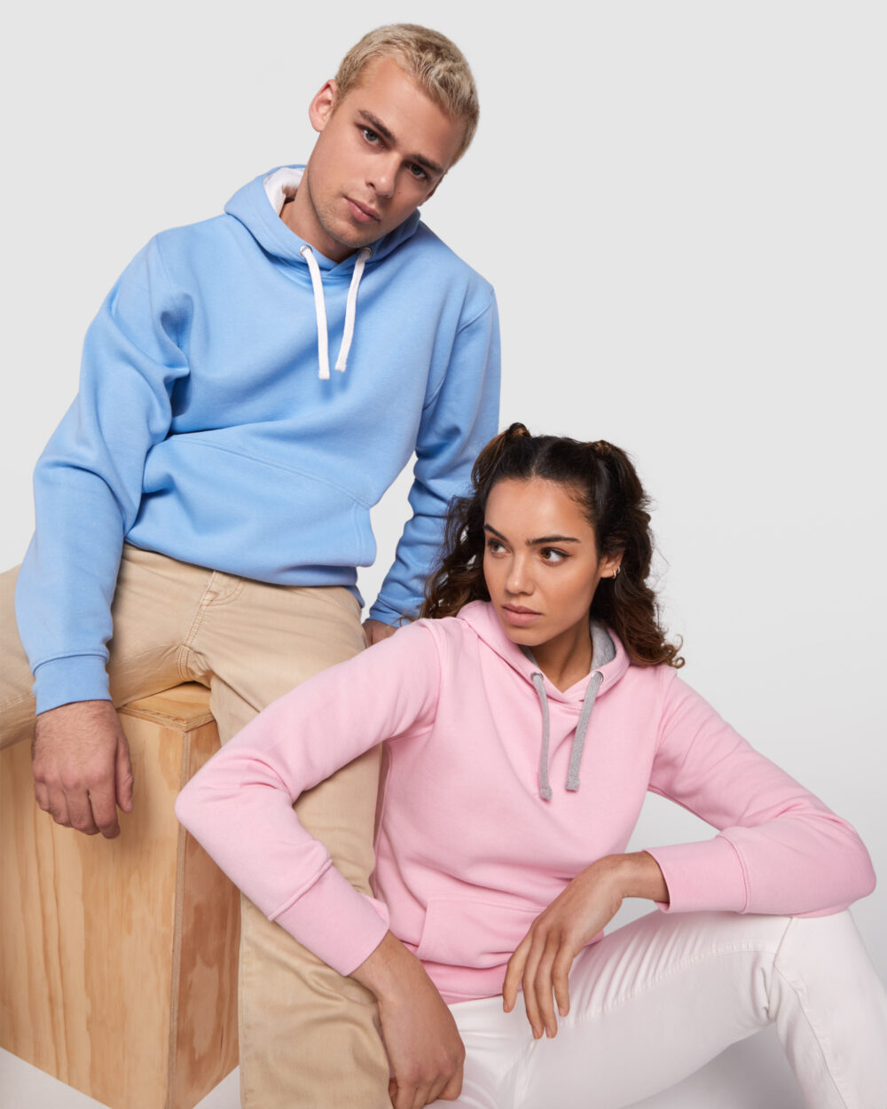 Sudadera entallada de corte femenino con capucha bicolor - 1068_4858_1_3