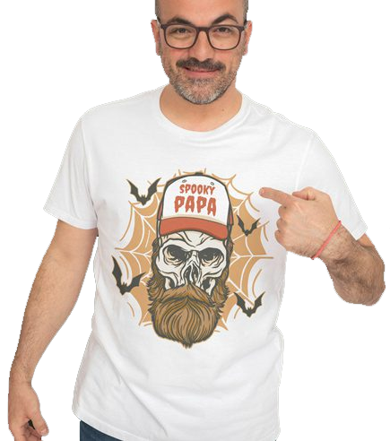 Modelo señalando una camiseta personalizada