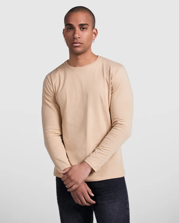 camiseta-de-manga-larga-tejido-tubular-y-cuello-redondo-de-4-capas.-cubrecosturas-de-refuerzo-en-cuello-y-hombro.-sin-punos