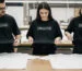 equipo-midiendo-las-camisetas