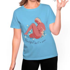 Camiseta la belleza no es una talla - Camiseta celeste con logo