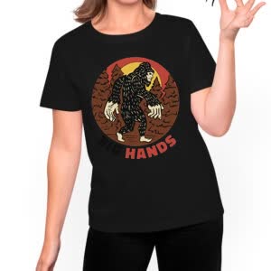 Camiseta Bigfoot Tiene Manos Grandes - Camiseta negra con logo