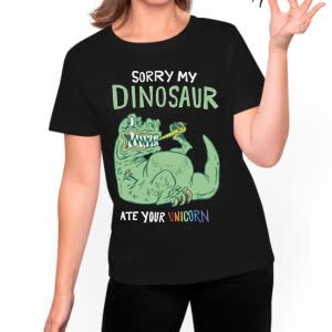 Camiseta Dino Comió Unicornio - Camiseta negra con logo