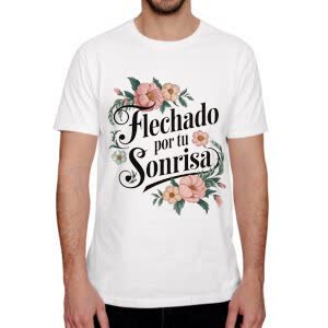 Camiseta Flechado por su Sonrisa - Camiseta blanca con logo